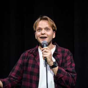 17-d-18-lietuvos-nacionalinis-dramos-teatras-stand-up-as-prasmei-ir-beprasmybei-20_1770817490-c1219a3becdd21dc169522efd9da3e6f.JPG