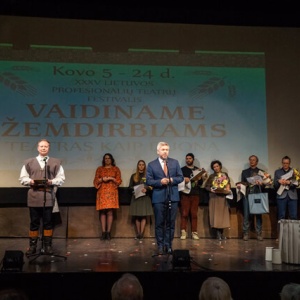 21-xxxv-lietuvos-profesionaliu-teatru-festivalis-vaidiname-zemdirbiams-teatras-kaip-duona-_uzdarymo-ceremonija-13_1616273208-2c3c16429681a114642d2f49db917808.jpg