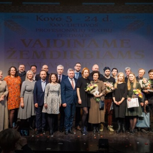 21-xxxv-lietuvos-profesionaliu-teatru-festivalis-vaidiname-zemdirbiams-teatras-kaip-duona-_uzdarymo-ceremonija-20_1616273209-a7d709a8cbf0d8ce2a58de1237988086.jpg