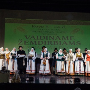 21-xxxv-lietuvos-profesionaliu-teatru-festivalis-vaidiname-zemdirbiams-teatras-kaip-duona-_uzdarymo-ceremonija-7_1616273208-dffce4086acd62f5e31e090cbb720e8f.jpg